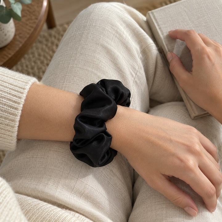 Saf İpek Siyah Toka Scrunchie Orta Boy