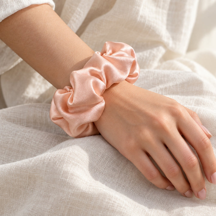 Saf İpek Toz Pembe Toka Scrunchie Orta Boy