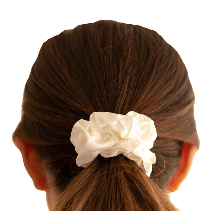 Saf İpek Beyaz Toka Scrunchie Büyük Boy