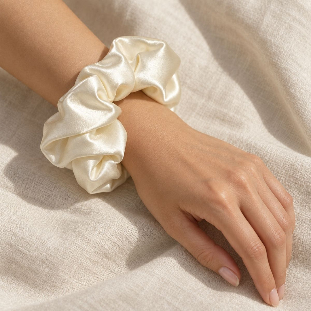 Saf İpek Beyaz Toka Scrunchie Orta Boy