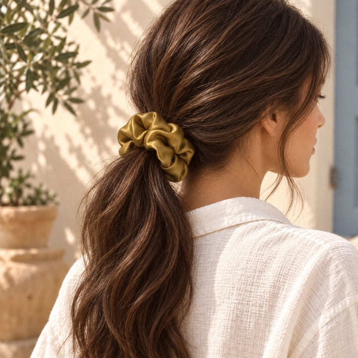 Saf İpek Altın Toka Scrunchie Orta Boy
