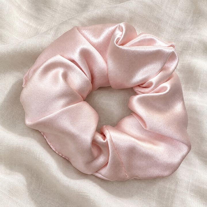 Saf İpek Pembe Toka Scrunchie Büyük Boy