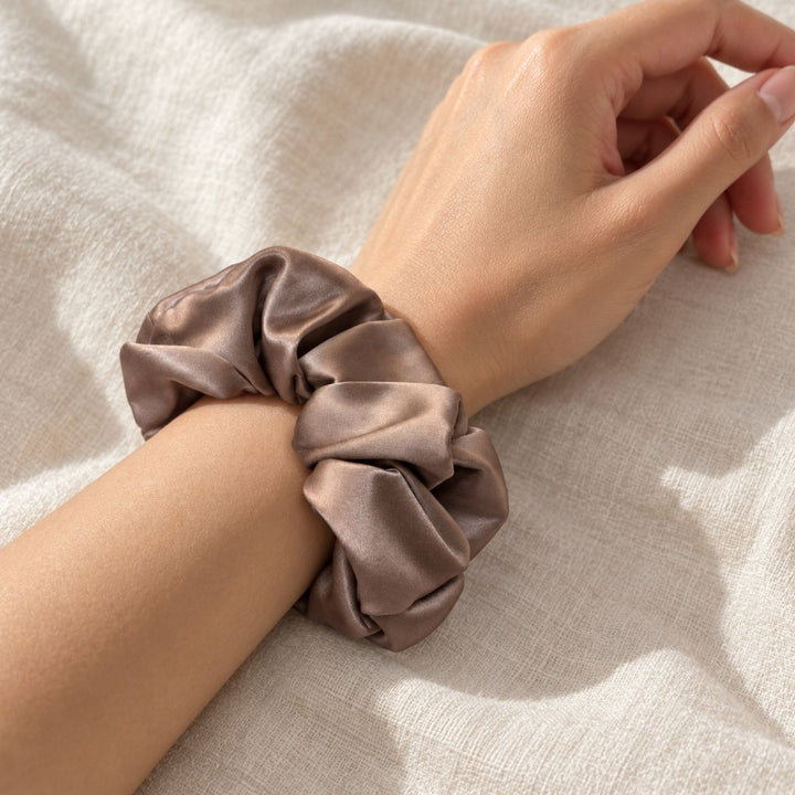 Saf İpek Lotus Toka Scrunchie Orta Boy